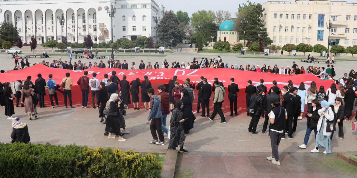 Самое большое в мире Знамя Победы развернули в Дагестане Пресс-служба Министерства по национальной политике и делам религий Дагестана