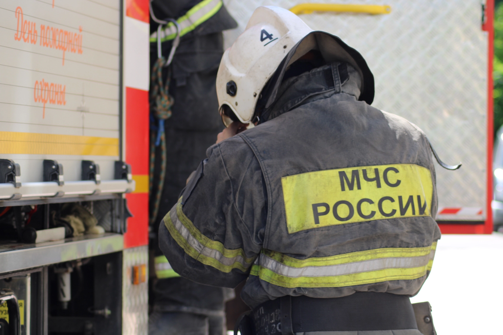 Сотрудники МЧС помогли людям, оказавшимся в снежном плену Сотрудники МЧС помогли людям, оказавшимся в снежном плену