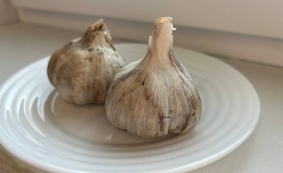 Не просто закопать: осенние обряды для богатого урожая озимого чеснока — идеальная грядка