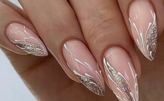 Форма, от которой пальцы кажутся длиннее: почему миндалевидные ногти — must-have на Новый год Форма, от которой пальцы кажутся длиннее: почему миндалевидные ногти — must-have на Новый год